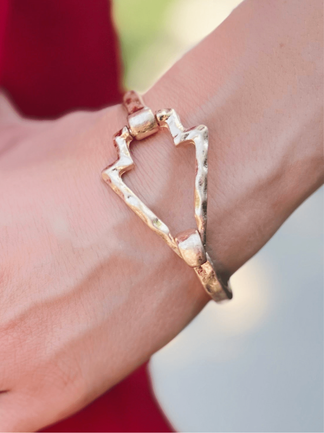 Hammered Arrowhead Bracelet in Gold - Amelia's Boutique